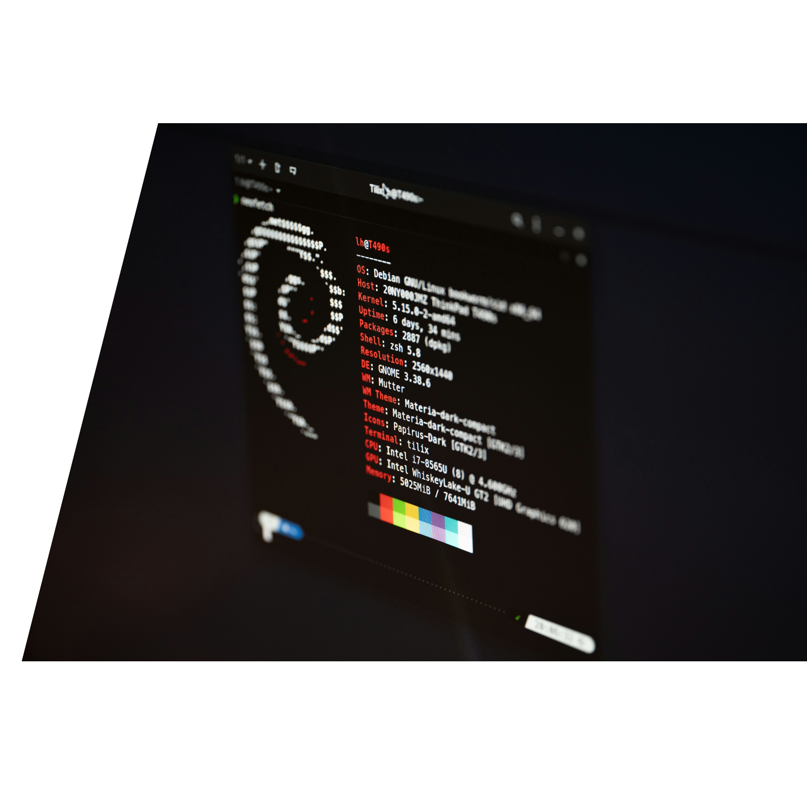 Linux Shell - Quelle: https://unsplash.com/de/fotos/einen-computerbildschirm-auf-dem-ein-programm-ausgefuhrt-wird-NLSXFjl_nhc
